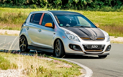 Silberner Hyundai i20 in einer Kurve auf der Rennstrecke Schleizer Dreieck, fotografiert von Michael Schalansky.